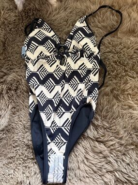 NWT shade and shore bathing suit. Reversible. Size small